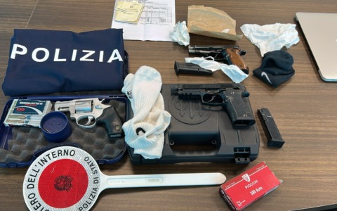 Dopo gli spari trovata una pistola rubata in un vaso, arrestato un uomo