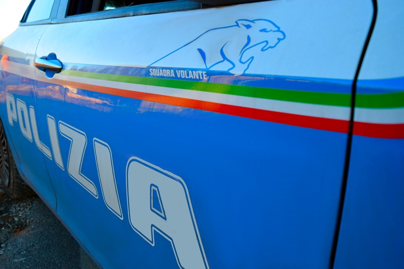 Fermato in strada con cocaina e un coltello a serramanico, denunciato