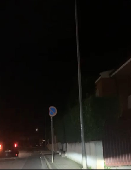 Strada al buio da oltre un mese dopo il maltempo, residenti esasperati