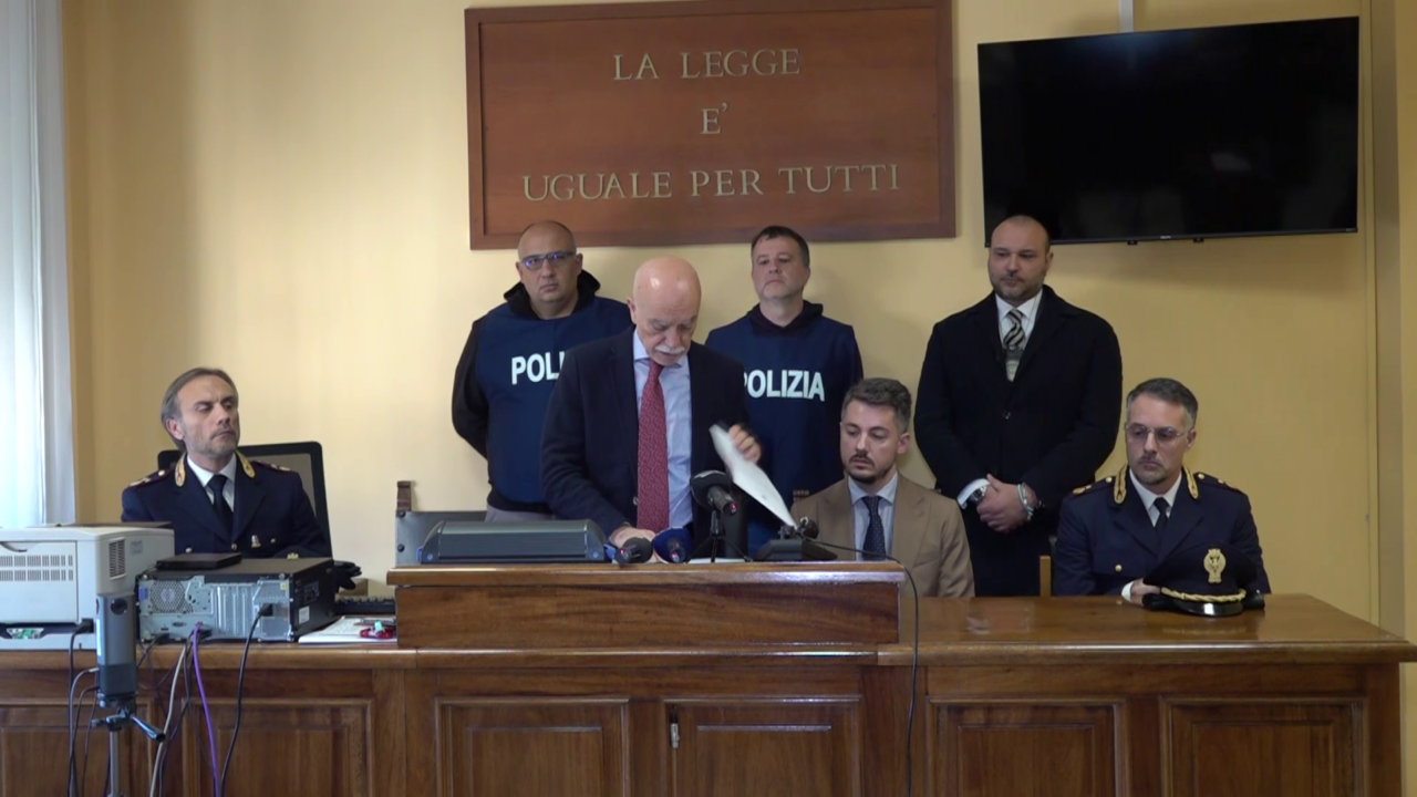 Bomba carta contro un’auto, arrestati un uomo e una donna