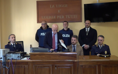 Bomba carta contro un’auto, arrestati un uomo e una donna