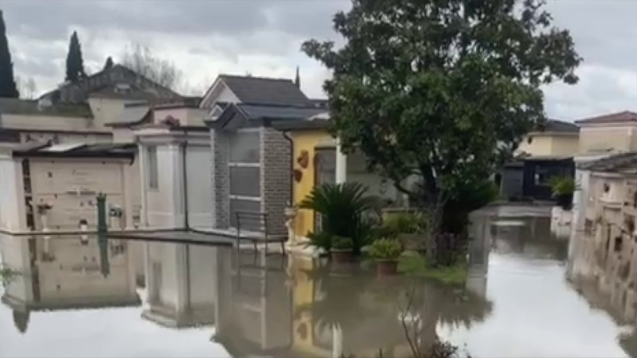 Cimitero allagato, i cittadini chiedono interventi immediati