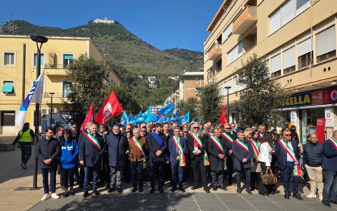 Migliaia in piazza per lo stabilimento Stellantis