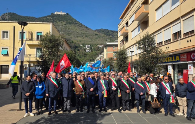Migliaia in piazza per lo stabilimento Stellantis