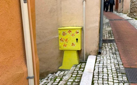 I vicoli del centro storico della città si colorano