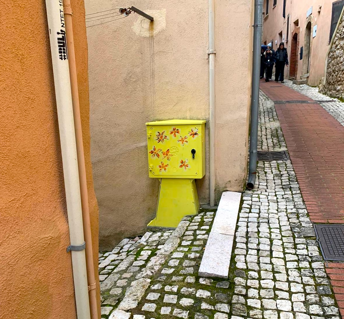 I vicoli del centro storico della città si colorano