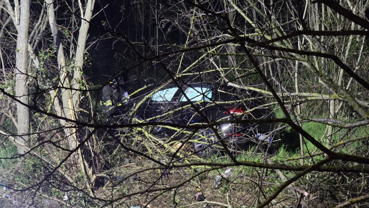 Auto fuori strada al Piccarello, tre giovani illesi