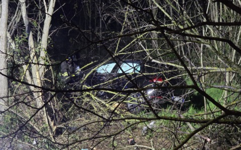 Auto fuori strada al Piccarello, tre giovani illesi