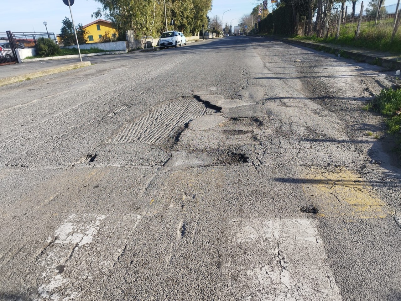 Strade dissestate nel quartiere Selciatella, l’esposto