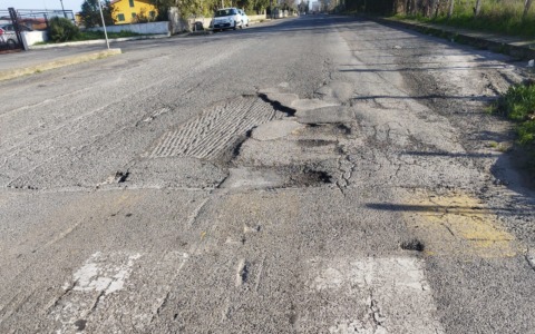 Strade dissestate nel quartiere Selciatella, l’esposto