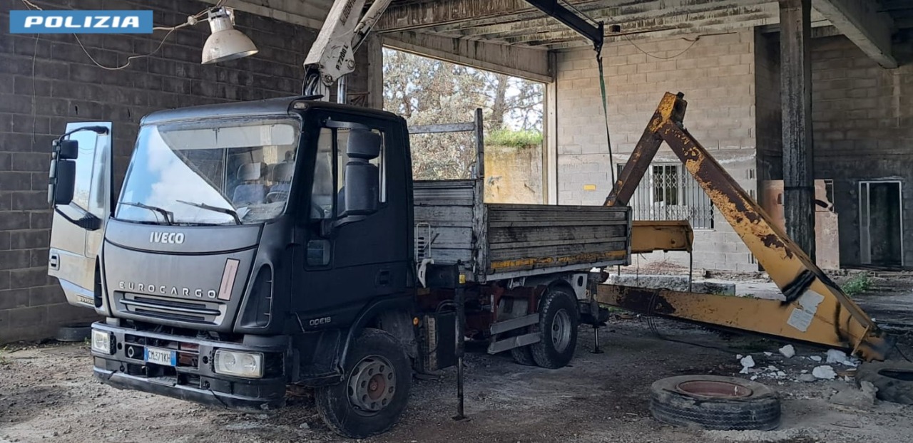 Furto di materiale ferroso e autocarro rubato: due denunciati dalla Polizia di Stato