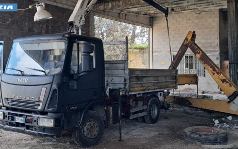 Furto di materiale ferroso e autocarro rubato: due denunciati dalla Polizia di Stato