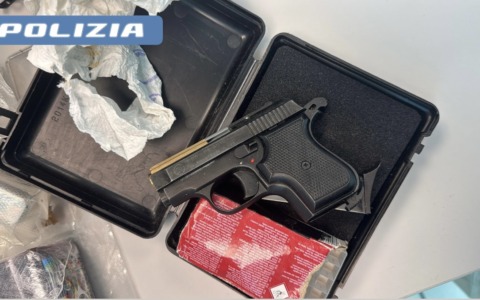 Pistola e oltre tre chili di droga in casa, due arrestati