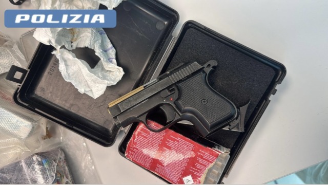 Pistola e oltre tre chili di droga in casa, due arrestati