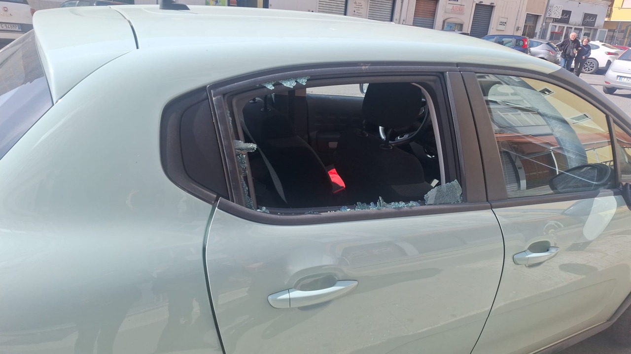 Nuovo atto vandalico in via Don Morosini, danneggiate 4 auto/FOTO