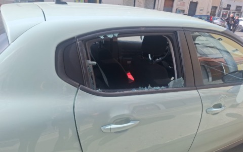 Nuovo atto vandalico in via Don Morosini, danneggiate 4 auto/FOTO