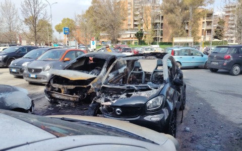 Cinque auto a fuoco nella notte nel quartiere Q4, ipotesi dolosa
