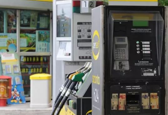 Il conflitto in Iran, schizza il prezzo del petrolio: pioggia di rialzi per benzina e diesel