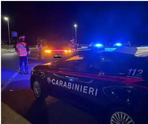 Guida senza patente e ubriaco e si schianta contro tre auto, denunciato