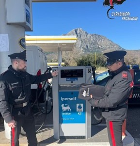 Sorpreso mentre utilizza carte carburante clonate, 22enne arrestato dai carabinieri