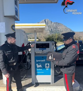 Sorpreso mentre utilizza carte carburante clonate, 22enne arrestato dai carabinieri