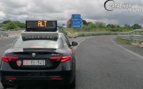 Ubriaco minaccia i clienti di un bar con un coltello e aggredisce i Carabinieri