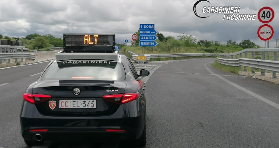 Ubriaco minaccia i clienti di un bar con un coltello e aggredisce i Carabinieri