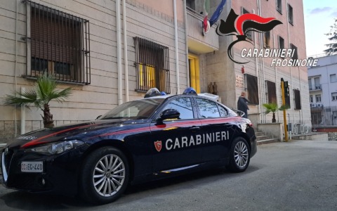 Perseguita la sorella con telefonate e offese sui social, scatta il divieto di avvicinamento