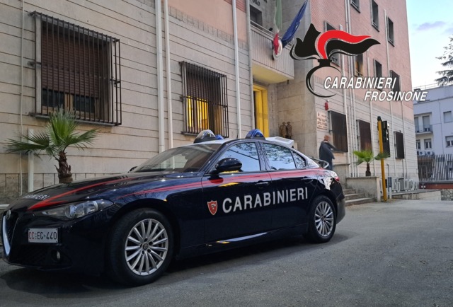 Perseguita la sorella con telefonate e offese sui social, scatta il divieto di avvicinamento