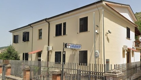 Gps nella bambola della figlia per controllare la compagna