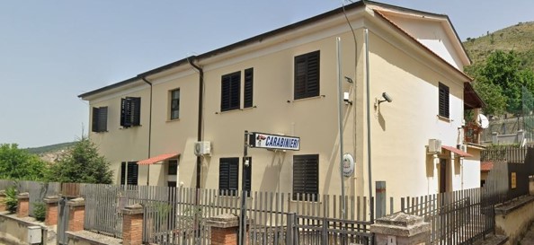 Gps nella bambola della figlia per controllare la compagna