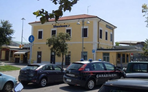 18enne trovato con coltello e taglierino vicino alla stazione, denunciato dai Carabinieri