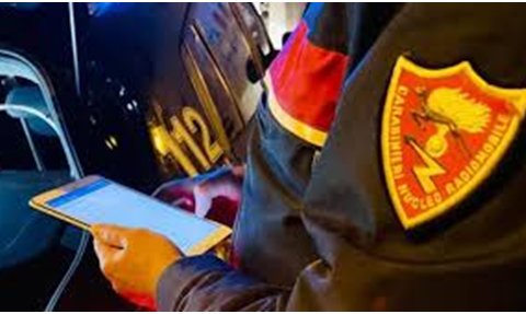 Perde il controllo dell’auto e tampona due vetture. Denunciato un uomo di 74 anni