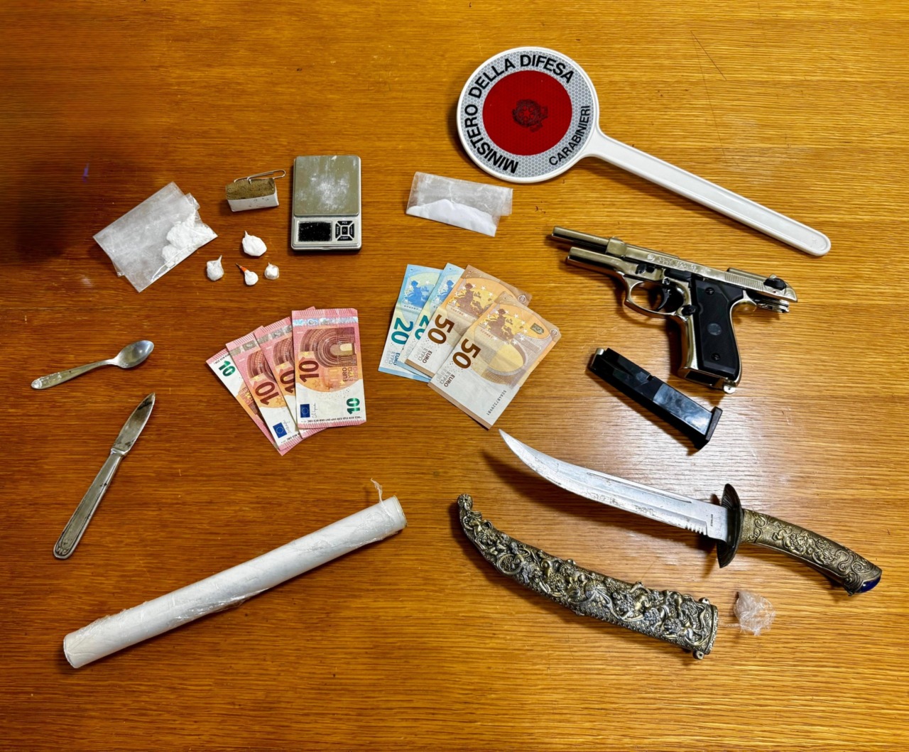 Laboratorio di crack in casa, arrestati padre e figlio