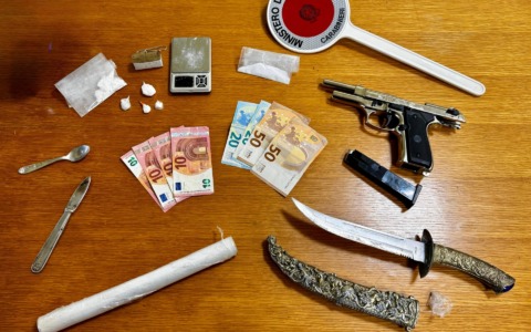 Laboratorio di crack in casa, arrestati padre e figlio