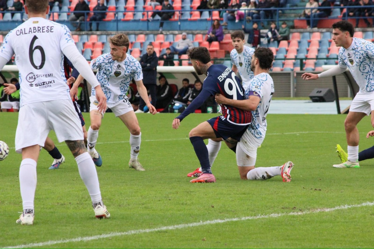 Parigi illude il Latina, il Cosenza rimonta e vince 3-1. Volpe: “Siamo calati nel finale”