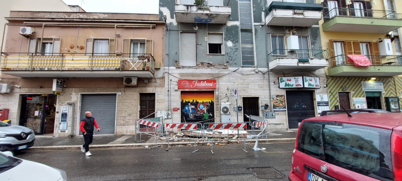 Nettuno, crolla balcone in centro: tragedia sfiorata