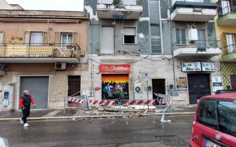 Nettuno, crolla balcone in centro: tragedia sfiorata