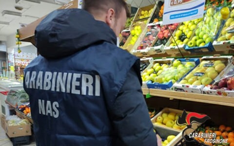 Sequestrati 500 kg di alimenti scaduti e denunciata la titolare