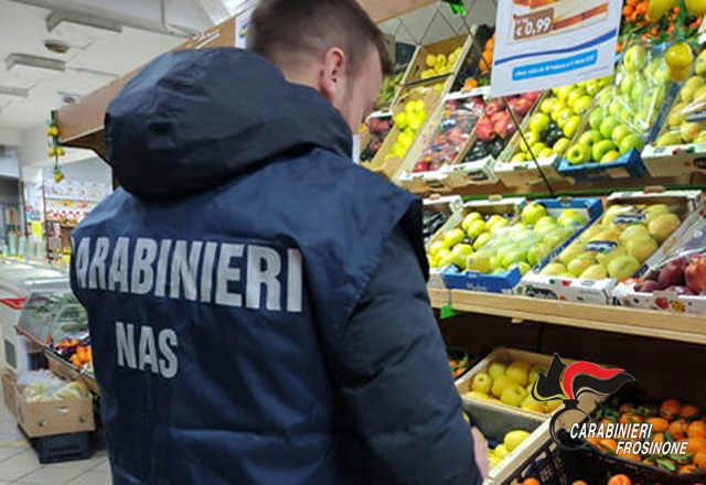 Sequestrati 500 kg di alimenti scaduti, denunciata la titolare del negozio