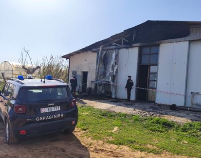 Incendio in falegnameria, un intossicato