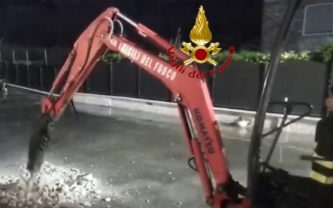 Cagnolino in un cunicolo, salvato