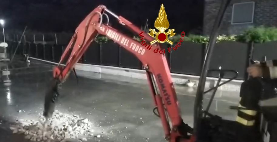 Cagnolino in un cunicolo, salvato