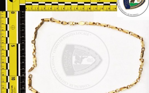 Strappa la collana d’oro a un pendolare in stazione, arrestato
