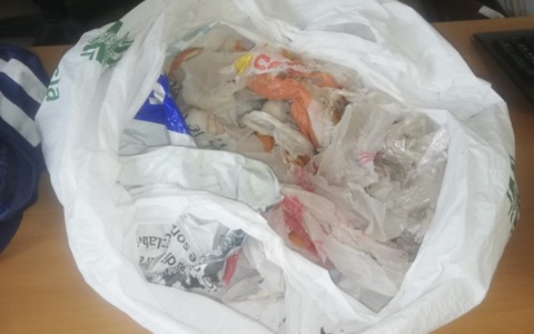 Cocaina trovata in un borsone abbandonato da un’auto in corsa, le indagini