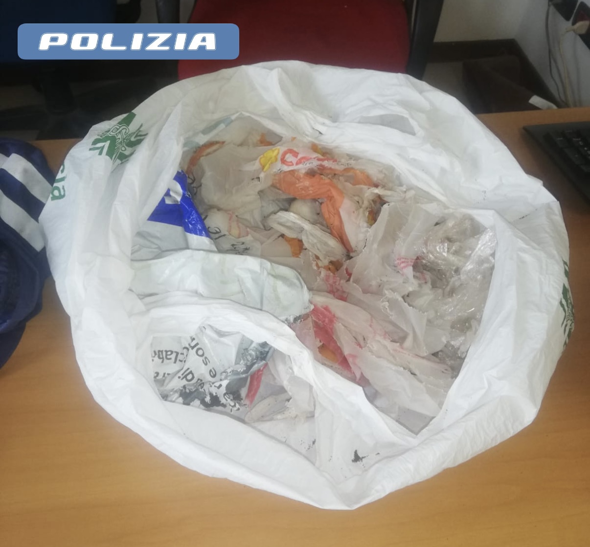 Cocaina trovata in un borsone abbandonato da un’auto in corsa, le indagini