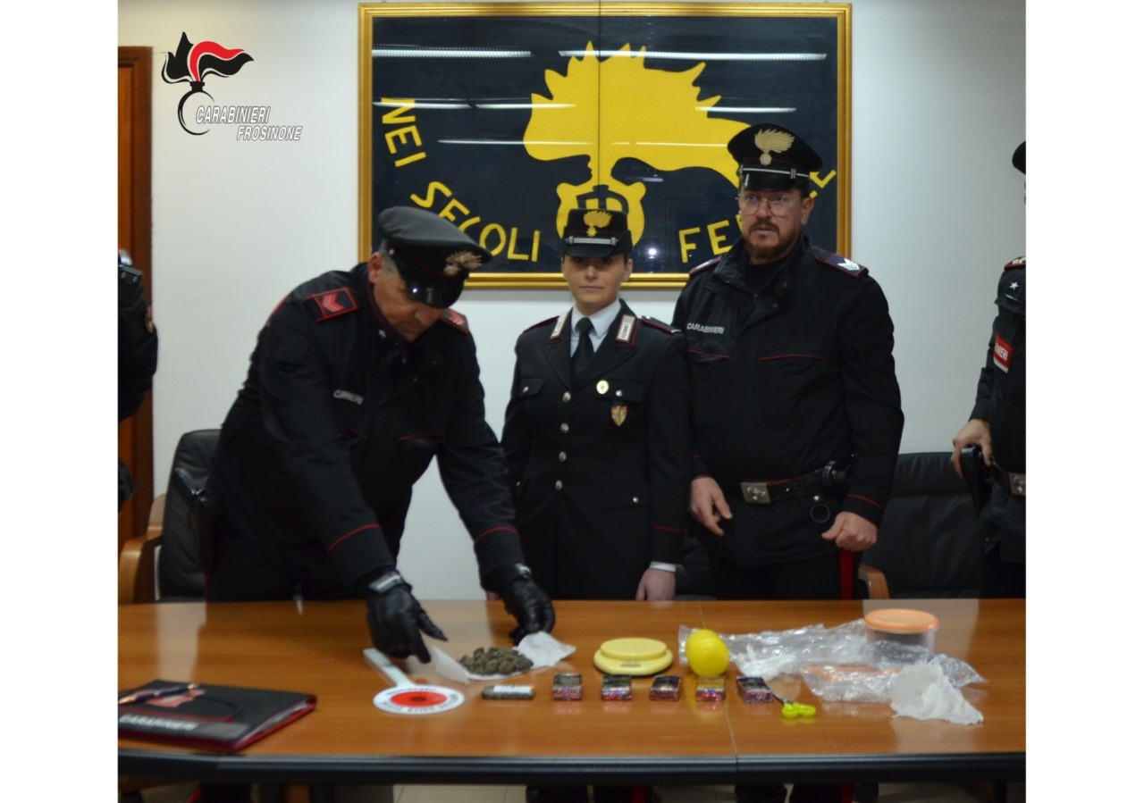 Ai domiciliari continuava a spacciare, giovane arrestato e portato in carcere