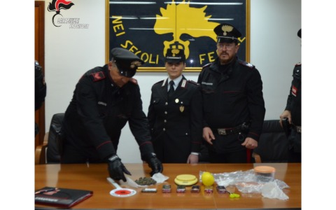 Ai domiciliari continuava a spacciare, giovane arrestato e portato in carcere