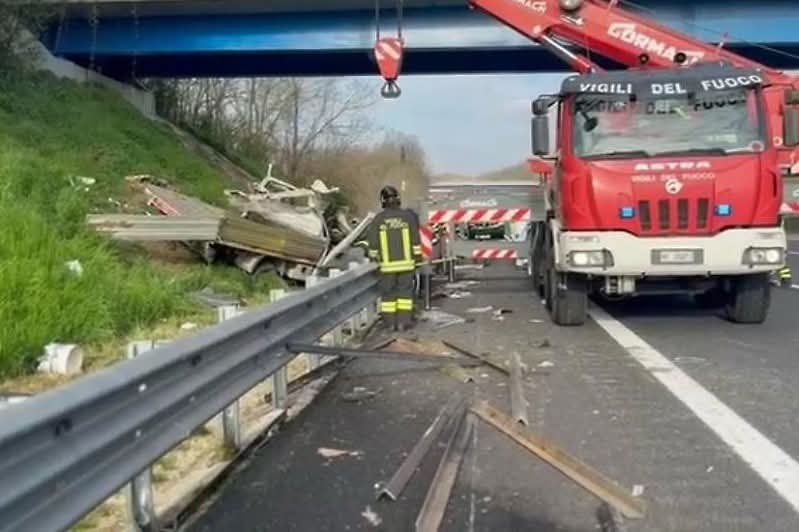 Scontro tra furgone e auto sulla A1, morti tre operai di Acuto