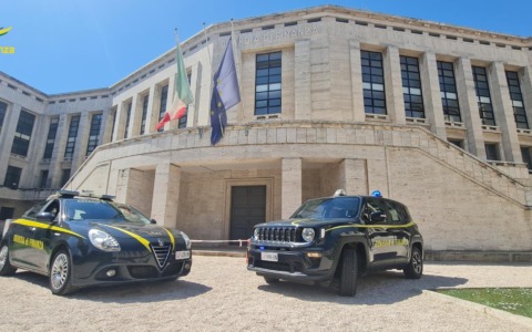 Confiscati beni per oltre un milione di euro dalla Guardia di Finanza